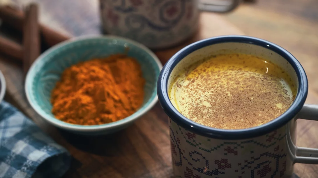 Παράφαγες και νιώθεις φουσκωμένη; 6 ροφήματα που θα σε ανακουφίσουν αμέσως