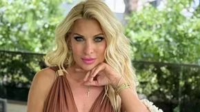 Ελένη Μενεγάκη: Το τρικ για να κάνει τα μαλλιά της να δείχνουν πιο πλούσια