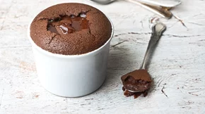 Σοκολατένιο μους σουφλέ από την Αργυρώ Μπαρμπαρίγου [και με λιγότερη ζάχαρη από όση νομίζεις]