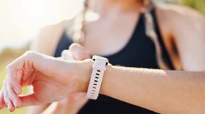 Γιατί αξίζει να μετράς τα βήματά σου; Ειδικός της Mayo Clinic εξηγεί πώς αλλάζει η υγεία σου
