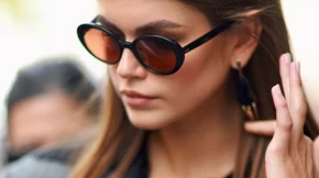 Αυτό είναι το κομψό χρώμα μανικιούρ του φετινού χειμώνα που ταιριάζει σε όλα τα σχήματα νυχιών