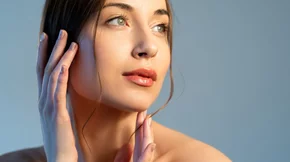 2 καθημερινές συνήθειες που δεν περιμέναμε με τίποτα ότι προκαλούν ρυτίδες