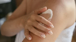 Σου αρέσει η μυρωδιά του ταλκ; Θα λατρέψεις αυτές τις (πολύ) οικονομικές πουδρένιες κρέμες σώματος