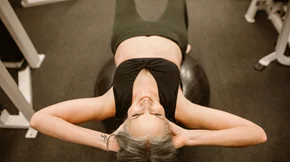 Οστεοπόρωση στην εμμηνόπαυση: Ποιες ασκήσεις σώζουν τα κόκαλά σου