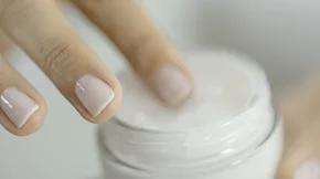 Εύθραυστα, θαμπά νύχια; Η συμβουλή των δερματολόγων για να τα δυναμώσεις
