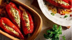 Πιπεριές γεμιστές με τυρί στο φούρνο ή στο τηγάνι από την Αργυρώ Μπαρμπαρίγου