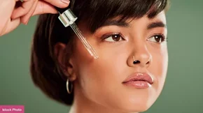 Οι 5 καλύτεροι οροί προσώπου με βιταμίνη C που θα βρεις στο φαρμακείο της γειτονιάς σου