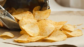 Πατατάκια: Δες πώς ο λάθος τρόπος που τα απολαμβάνεις σε κάνει να παίρνεις βάρος