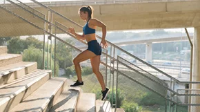 Πώς θα βελτιώσεις την προπόνηση των 10.000 βημάτων την ημέρα στα 50: Ασκήσεις, ανηφόρες και πλάγια βήματα