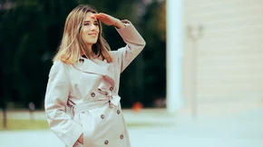 Τα looks που μπορείς να κάνεις με μια καμπαρντίνα την άνοιξη