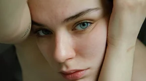 "Slathering": Η νέα τεχνική στο skincare που μεταμορφώνει την επιδερμίδα