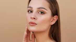 To must-have mist με βιταμίνη C για λαμπερή επιδερμίδα που δεν χρειάζεται φίλτρα