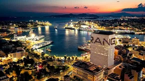 H Range Rover στον Πύργο Πειραιά