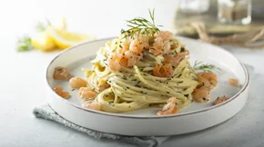 "Mυρίζει θάλασσα": Αρωματική γαριδομακαρονάδα με λεμόνι, σκόρδο, κρασί