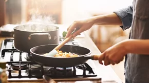 Μαγειρεύεις πολύ; Μήπως κινδυνεύεις από σύνδρομο του καρπιαίου σωλήνα;