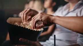 Δράμα ή κωμωδία: Ποιο είδος ταινίας μας... παχαίνει περισσότερο;