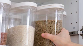 Σκόροι τροφίμων: 3 tips για να προστατεύσεις τα ντουλάπια της κουζίνας σου