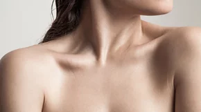 Τρεις τρόποι να κάνεις το ντεκολτέ σου να δείχνει πιο νεανικό