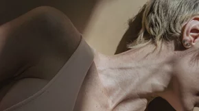 Ο απίστευτος λόγος που μπορεί να προκαλέσει (πρόωρες) ρυτίδες στον λαιμό