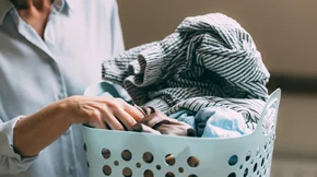 Μυρίζουν άσχημα τα ρούχα σου μετά το πλυντήριο; Mήπως κάνεις αυτά τα 5 λάθη;