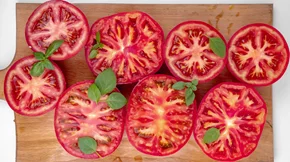 Δοκίμασες "Tomato Flight"; Η νέα καλοκαιρινή τάση που τρελαίνει το TikTok - και δεν χρειάζεται καν μαγείρεμα!