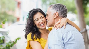 Γιατί οι μεγαλύτεροι άνδρες βγαίνουν με νεότερες γυναίκες;