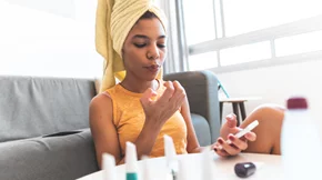 Επίμονο βερνίκι νυχιών που δεν φεύγει εύκολα και αφήνει μουτζούρες; Το μυστικό για την εύκολη αφαίρεσή του