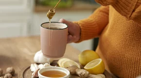 Έκλεισε η φωνή σου; Τα δημοφιλή "σπιτικά" γιατροσόφια που ΔΕΝ δουλεύουν σύμφωνα με τους ειδικούς