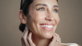 40 και λαμπερή: Τα must-have ενεργά συστατικά στη ρουτίνα σου