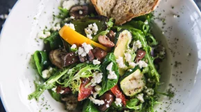 Πώς να φτιάξεις μια νόστιμη και υγιεινή σαλάτα; Τα 6 βασικά βήματα της διατροφολόγου