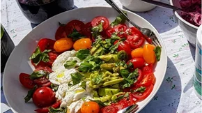 Τέλειο πιάτο με άρωμα καλοκαιριού - Δροσερό, με ντοματίνια και βελούδινη τυρένια σως