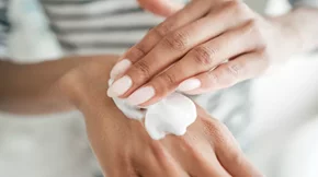 Τι είναι το "slugging manicure" που δοκιμάζουν τελευταία όλες οι skincare gurus;