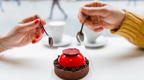 Συνταγές για το δείπνο του Αγίου Βαλεντίνου με σαλάτα, σολομό και σοκολατένιο γλυκό