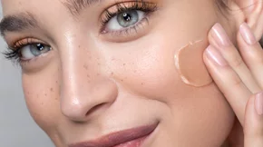 Σπυράκια, ορατοί πόροι, ερυθρότητα: Πώς θα τα καλύψεις πλήρως κάνοντας το foundation να δείχνει αόρατο