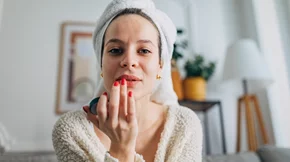 Lip oils ή lip balms - Τι να διαλέξεις και πότε;