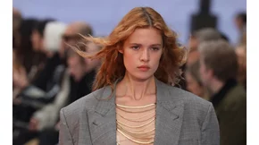 Το κομψό (και πανεύκολο) χτένισμα που επιλέγουν και οι Γαλλίδες για τις bad hair days τους