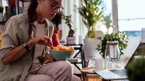 Τι πρέπει να περιέχει το ιδανικό σνακ αν θέλεις να χάσεις βάρος;