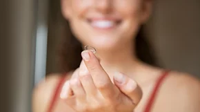 Μπορείς να κάνεις μπάνιο με φακούς επαφής;