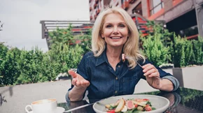 Μεγαλώνεις; 10 διατροφικές αλλαγές που χρειάζεσαι μετά τα 40