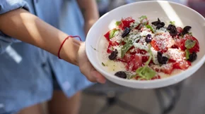 4 τροφές που προστατεύουν από τον καλοκαιρινό ήλιο