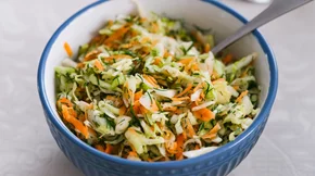 Τρεις λόγοι που βάζω πάντα πιπέρι στη σαλάτα λάχανο