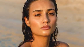 Glossy lids: H hot τάση μακιγιάζ του καλοκαιριού θέλει "υγρά βλέφαρα"