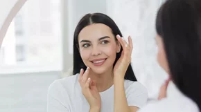 3 λόγοι να προσθέσεις έναν ορό υαλουρονικού οξέος στη ρουτίνα σου