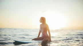 Δύο ασκήσεις για να αποκτήσεις δυνατό σώμα surfer (τις κάνεις παντού!)