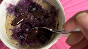 To πιο υγιεινό mug cake που θυμίζει το γλυκό black forest