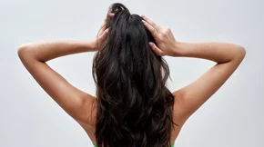 Μαλλιά με μεταξένια υφή; 5 μάσκες για ασυναγώνιστη λάμψη και απαλότητα