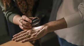 La Rοche–Posay & ΑγκαλιάΖΩ: Δωρεάν έλεγχος σπίλων σε 8 ακριτικά νησιά υπό την αιγίδα της Ε.Δ.Α.Ε