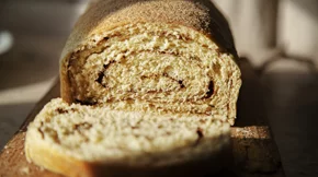 Απίστευτα αφράτο: Γλυκό ψωμί με κανέλα χωρίς ζάχαρη