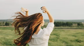 Όλες οι αποχρώσεις που κάνουν τα μαλλιά να δείχνουν πιο υγιή