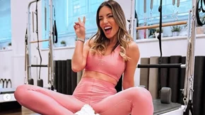 Με αυτή τη γυμναστική η Αθηνά Οικονομάκου διατηρεί άψογες αναλογίες!